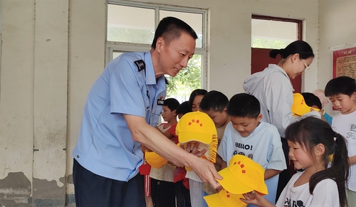 （1223）黄长春：警徽熠熠映民心(分离(5978117)-20241223103011