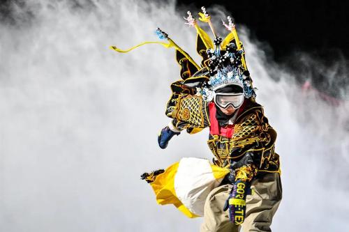 △12月12日，吉林省吉林市万科松花湖度假区，身穿京剧服饰的俱乐部成员陶野在雪道上滑行。新华社记者 张楠 摄