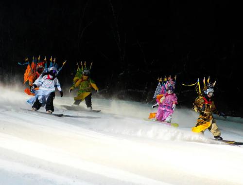 △12月12日，吉林省吉林市万科松花湖度假区，身穿京剧服饰的俱乐部成员们在雪道上滑行。新华社记者 颜麟蕴 摄