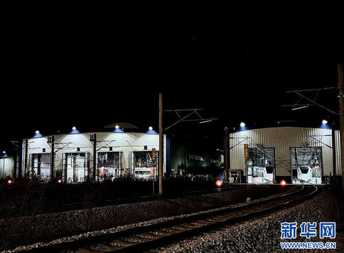 凌晨的广州东动车运用所检修库。新华网发 （谢荣浩 摄）