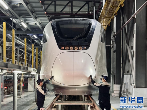 广州东动车运用所机械师进行一级修作业。新华网发 （谢荣浩 摄）