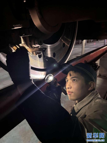 广州东动车运用所机械师进行闸片测量。新华网发 （谢荣浩 摄）