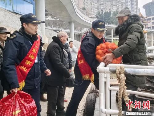 海事志愿者协助库区群众搬运货物和行李。陈道宇 摄