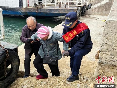 海事志愿者帮助老人乘船。陈道宇 摄