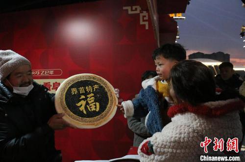 1月13日傍晚，在安徽阜阳市阜南县举行的“文旅惠民促消费 欢欢喜喜过大年”2025年春节安徽文旅主题活动暨阜阳“千集百会促消费”活动现场，来自界首市的特产福字“壮馍”，受到市民欢迎。刘浩 摄