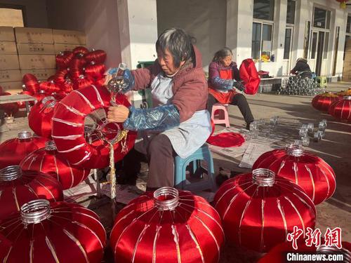 工人们在赶制各式花灯。陈雨彤 摄
