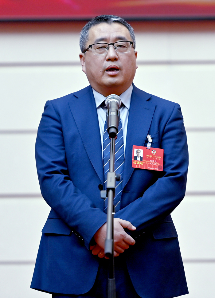 自治区政协委员、赤峰东荣羊绒发展（集团）有限公司总经理程晓虎