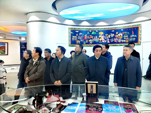 2024年11月19日，青海省政协党组书记、主席公保扎西等一行到海东市围绕“挖掘与弘扬各民族传统生态理念，强化守护为先的生态意识”开展专题调研并召开座谈会。市政协党组书记、主席桑文俊等参加座谈。