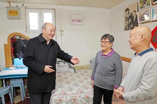 与洪贵生老两口拉家常，询问治疗费用等情况