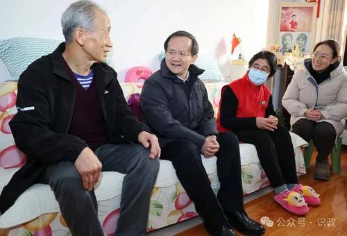 询问闫秀兰及家人身体、就医等情况