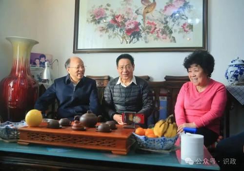 向司衍生一家送上新春祝福