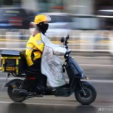外卖小哥：跑单路上过节有成就感