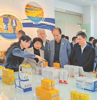 ▲ 唐旭东（右三）随全国政协教科卫体委员会“促进中医药传承创新”专题调研组赴河南省调研。