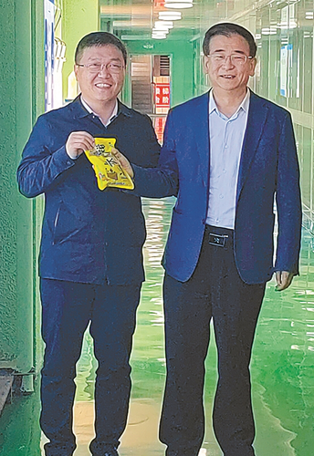 ▲ 黄宝荣（右）调研浆水面生产企业。