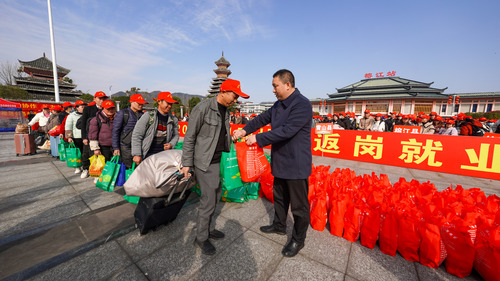 “点对点”暖心专列再启程(6328216)-20250214083842 “点对点”暖心专列再启程(6328216)-20250214083842