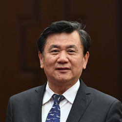 用务实的态度尽心履职