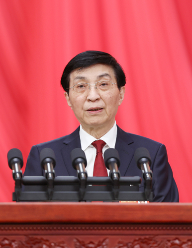 3月4日下午，中国人民政治协商会议第十四届全国委员会第三次会议在北京人民大会堂开幕。这是全国政协主席王沪宁代表政协第十四届全国委员会常务委员会，向大会报告工作。新华社记者 刘卫兵 摄