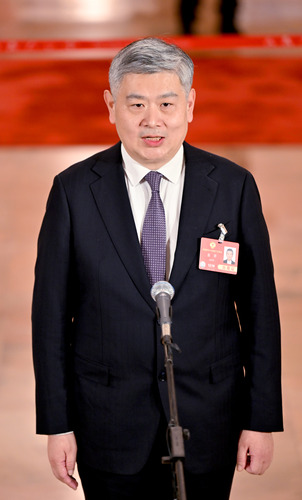 全国政协委员金李接受媒体采访。(6558835)-20250305083900