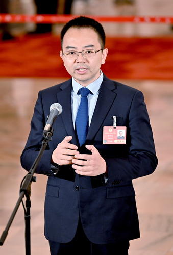 全国政协委员黄绵松接受媒体采访。(6558834)-20250305083856