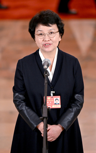 全国政协委员周岚接受媒体采访。(6558846)-20250305083918