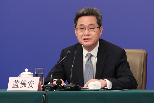 财政部部长蓝佛安回答记者提问 财政部部长蓝佛安回答记者提问