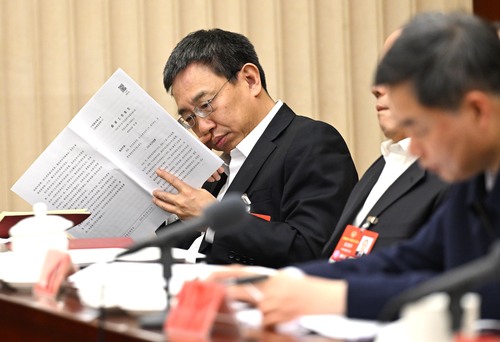 总工会界别辛锋委员认真研读政府工作报告。(6603350)-20250306194602