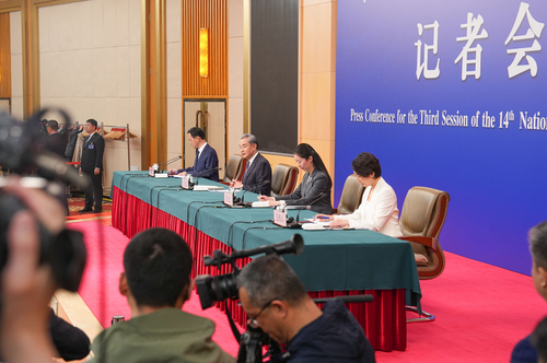 王毅回答中外记者提问 王毅回答中外记者提问