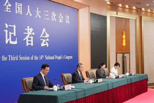 王毅回答中外记者提问 王毅回答中外记者提问