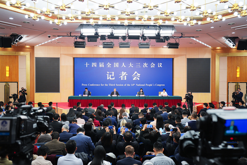 王毅回答中外记者提问 王毅回答中外记者提问