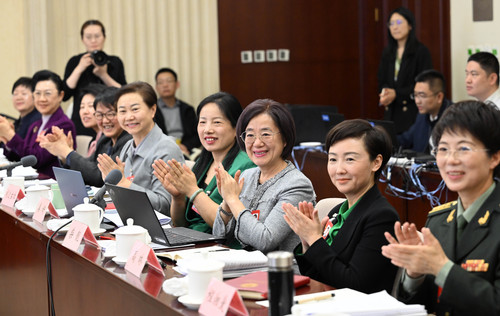 在妇联界小组讨论会上，委员们积极建言献策(6627338)-20250308082125