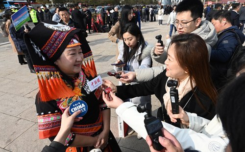 梁满红委员接受记者采访。(6627462)-20250308082422