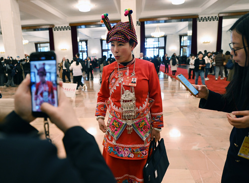 龚健梅委员接受记者采访。(6627463)-20250308082416