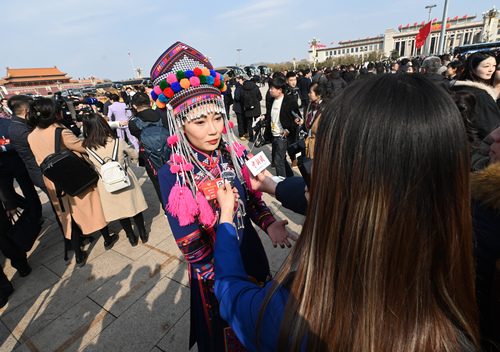 杨钰尼委员接受记者采访。(6627464)-20250308082411