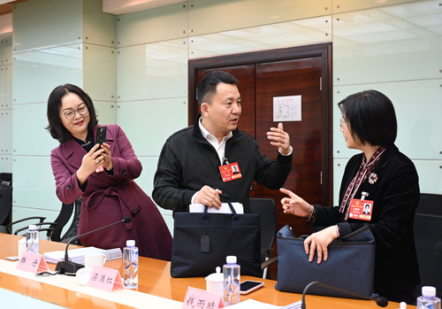 在民建界别小组讨论会后，付诚委员（中）与(6627610)-20250308083754