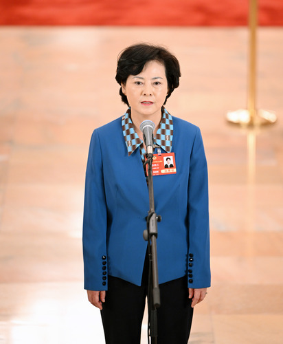 图为全国政协委员徐晓兰接受媒体采访。(6632534)-20250308101142