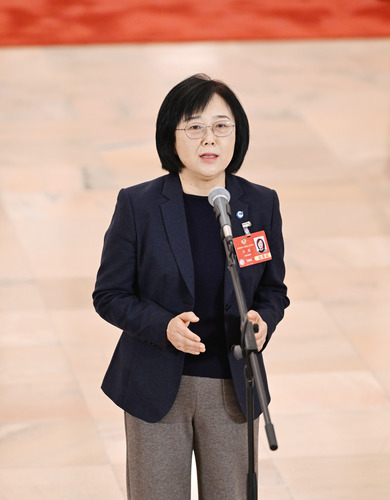 图为全国政协委员羊毅接受媒体采访。(6632536)-20250308101123