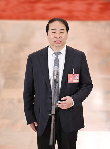 图为全国政协委员王定华接受媒体采访。(6632537)-20250308101117