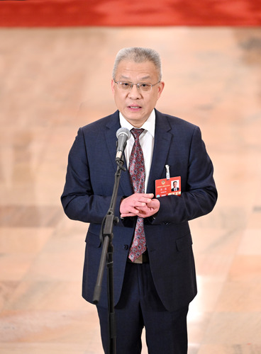 图为全国政协委员方忠接受媒体采访。(6632562)-20250308101054