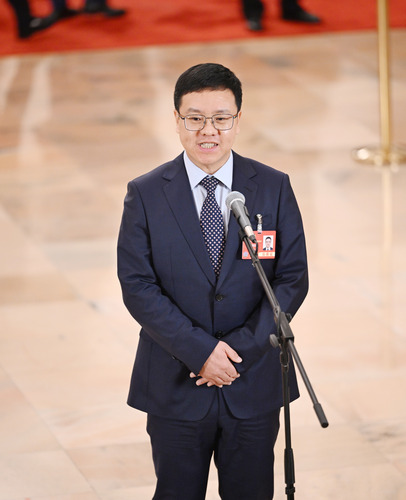 图为全国政协委员张树新接受媒体采访。(6632566)-20250308101027