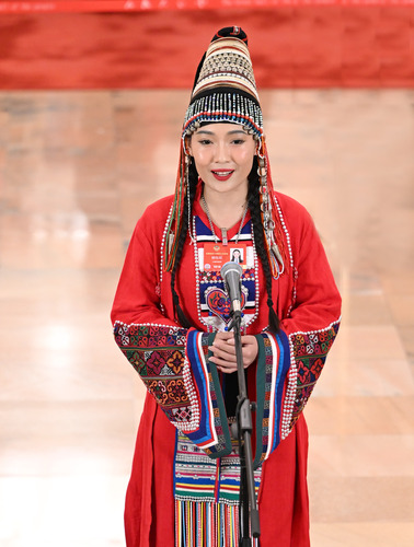 图为全国政协委员杨钰尼接受媒体采访。(6632556)-20250308101105