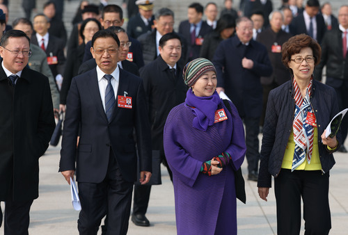 图为委员们步出会场。(6681905)-20250309191312