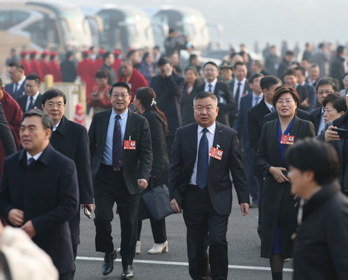 图为委员们步入会场。(6681906)-20250309191300