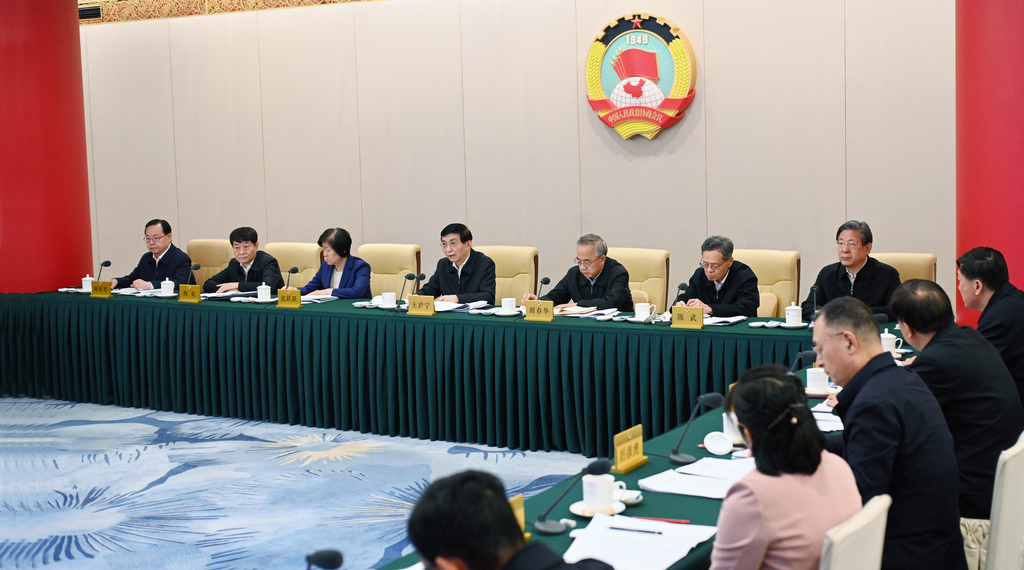 全国政协召开远程协商会 围绕“完善全民健身公共服务体系”协商议政 王沪宁主持