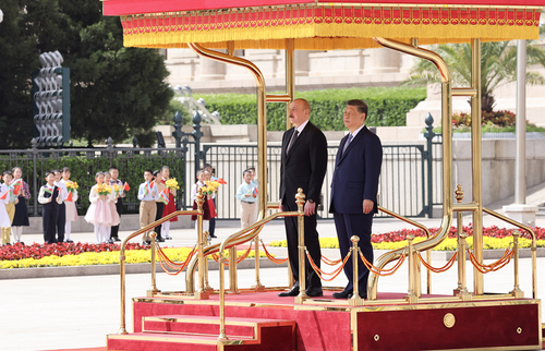 4月23日上午，国家主席习近平在北京人民大会堂同来华进行国事访问的阿塞拜疆总统阿利耶夫举行会谈。这是会谈前，习近平在人民大会堂东门外广场为阿利耶夫举行欢迎仪式。新华社记者 丁林 摄