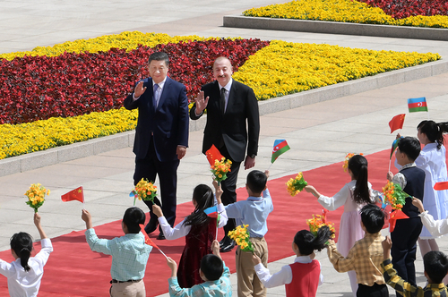 4月23日上午，国家主席习近平在北京人民大会堂同来华进行国事访问的阿塞拜疆总统阿利耶夫举行会谈。这是会谈前，习近平在人民大会堂东门外广场为阿利耶夫举行欢迎仪式。新华社记者 李涛 摄