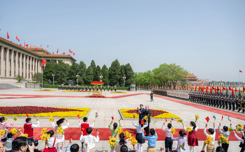 4月23日上午，国家主席习近平在北京人民大会堂同来华进行国事访问的阿塞拜疆总统阿利耶夫举行会谈。这是会谈前，习近平在人民大会堂东门外广场为阿利耶夫举行欢迎仪式。新华社记者 翟健岚 摄