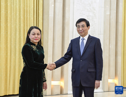 4月24日，中共中央政治局常委、全国政协主席王沪宁在北京会见越共中央委员、越南祖国阵线中央副主席兼秘书长阮氏秋荷。新华社记者 张领 摄