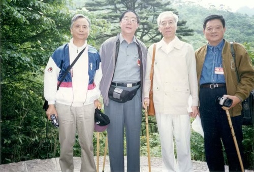 本文作者（左二）与文友袁行霈（右二，第八(7157905)-20250512093141