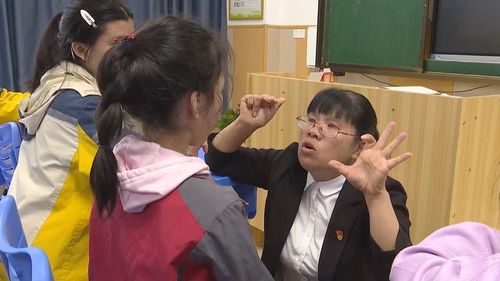 (奋斗华章2条)刘小清:用“慢的艺术”铺(7298703)-20250526084909 (奋斗华章2条)刘小清:用“慢的艺术”铺(7298703)-20250526084909