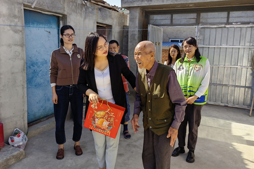 （奋斗华章公益1条）吴金霞：看，那一片金(7298547)-20250526085346